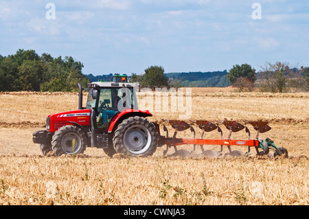 Massey Ferguson 6445 Dynashift Traktor Pflügen - Sud-Touraine, Frankreich. Stockfoto