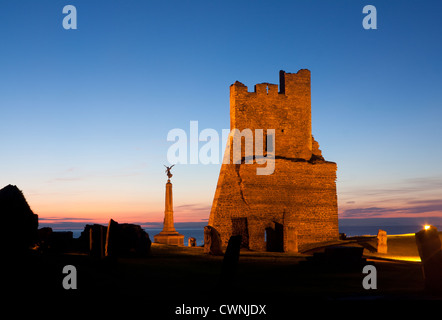 Aberystwyth Burg bei Nacht mit Kriegerdenkmal und Cardigan Bay im Hintergrund Aberystwyth Ceredigion Mid Wales UK Stockfoto