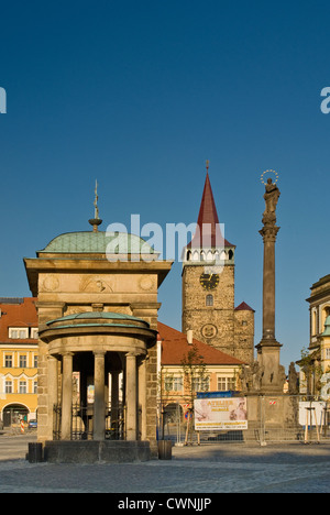 Valdicka Tor und Pest Säule am Valdštejnské Náměstí in Jičín im ostböhmischen Kraj (Region Hradec Králové), Tschechische Republik Stockfoto