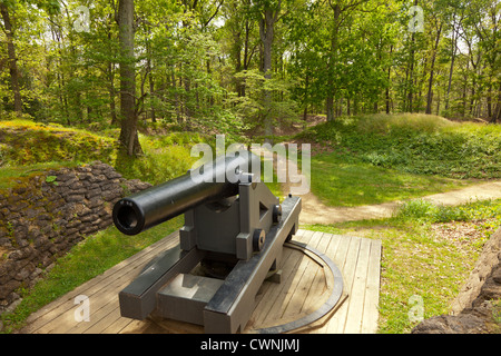 Ansicht von vorne der Kanone mit Blick auf James Fluss Drewry Bluff, Teil von Richmond National Battlefield Park Stockfoto