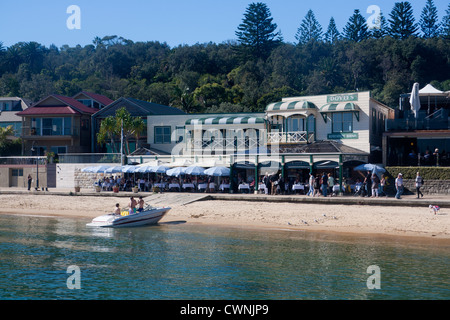 Doyles Restaurant und Strand von Watsons Bay mit Boot im Vordergrund Östliche Vororte Sydney New South Wales Australia Stockfoto