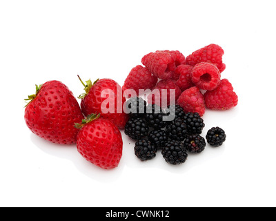 Frische Erdbeeren, Himbeeren und Brombeeren über weiß Stockfoto