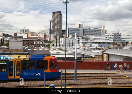 Supertram ist ein Stadtbahn-Netz in Sheffield, England mit der Postkutsche betrieben. Sheffield Stadtzentrum mit St Pauls Turm Prominente. Stockfoto