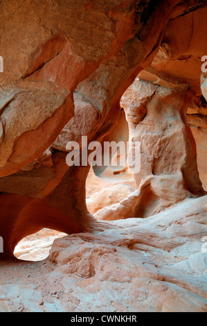 Felsformation in einer kleinen Höhle zwingt Valley of Fire State Park Nevada USA geologischen Stockfoto