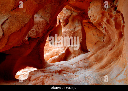 Felsformation in einer kleinen Höhle zwingt Valley of Fire State Park Nevada USA geologischen Stockfoto