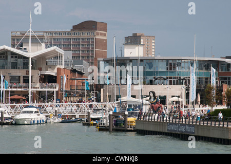 Gunwharf Quays Marina Unterhaltung & shopping Komplex Portsmouth Harbour England UK Portsmouth Hafengebiet Stockfoto