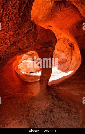 Windstone Arch Rock-Formation in einer kleinen Höhle zwingt Valley of Fire State Park Nevada USA geologischen Stockfoto