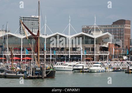 Gunwharf Quays Marina Unterhaltung & shopping Komplex Portsmouth Harbour England UK Portsmouth Hafengebiet Stockfoto