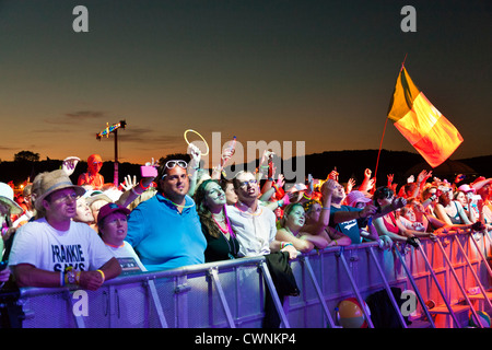 Besucher vor der Bühne auf die Rewind Festival Henley on Thames 2012 wie die Nacht fällt. JMH6061 Stockfoto