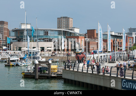 Gunwharf Quays Marina Unterhaltung & shopping Komplex Portsmouth Harbour England UK Portsmouth Hafengebiet Stockfoto