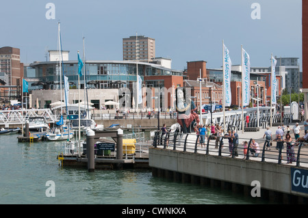 Gunwharf Quays Marina Unterhaltung & shopping Komplex Portsmouth Harbour England UK Portsmouth Hafengebiet Stockfoto