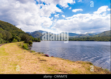 Llyn Padarn See mit Snowdonia im Hintergrund. Stockfoto