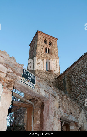 Altes Haus auf den Verkauf und Turm der Kirche. Buitrago del Lozoya, Madrid, Spanien. Stockfoto