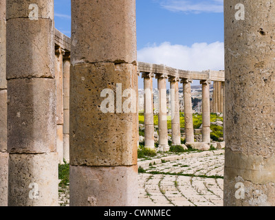 Colonade rund um das Oval geformte Forum in den Ruinen der römischen Stadt Gerasa in der heutigen Jerash in Jordanien Stockfoto