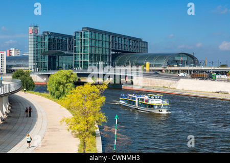 Europa, Deutschland, Berlin, eine Schifffahrt auf der Spree, auf dem Hintergrund der Berliner Hauptbahnhof (Hauptbahnhof) Stockfoto