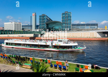 Europa, Deutschland, Berlin, eine Schifffahrt auf der Spree, auf dem Hintergrund der Berliner Hauptbahnhof (Hauptbahnhof) Stockfoto