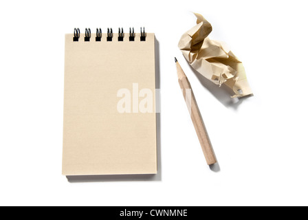 Notizblock, leer, mit einem Bleistift und ein Stück zerknülltes Papier, auf 100 % weißen Hintergrund isoliert Stockfoto