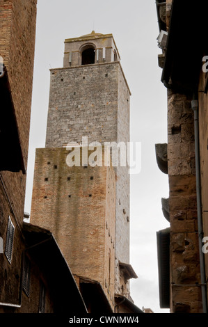 SAN GIMIGNANO, Italien - APRIL 04: Ansicht der Piazza del Duomo am 4. April 2012 in San Gimignano, Italien. Die mittelalterliche Stadt San Gi Stockfoto