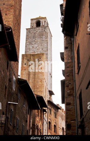 SAN GIMIGNANO, Italien - APRIL 04: Ansicht der Piazza del Duomo am 4. April 2012 in San Gimignano, Italien. Die mittelalterliche Stadt San Gi Stockfoto