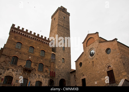 SAN GIMIGNANO, Italien - APRIL 04: Ansicht der Piazza del Duomo am 4. April 2012 in San Gimignano, Italien. Die mittelalterliche Stadt San Gi Stockfoto