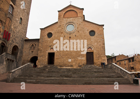 SAN GIMIGNANO, Italien - APRIL 04: Ansicht der Piazza del Duomo am 4. April 2012 in San Gimignano, Italien. Die mittelalterliche Stadt San Gi Stockfoto