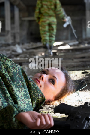 Eine junge Frau - ein Soldat bei Schießerei getötet Stockfoto