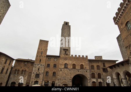 SAN GIMIGNANO, Italien - APRIL 04: Ansicht der Piazza del Duomo am 4. April 2012 in San Gimignano, Italien. Die mittelalterliche Stadt San Gi Stockfoto