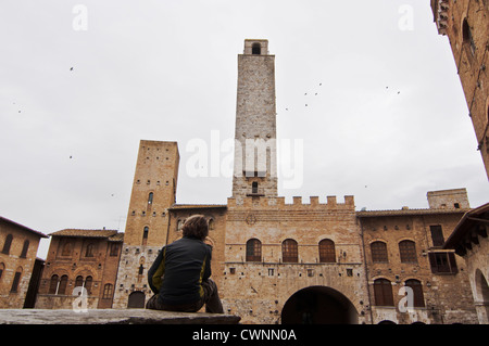 SAN GIMIGNANO, Italien - APRIL 04: Ansicht der Piazza del Duomo am 4. April 2012 in San Gimignano, Italien. Die mittelalterliche Stadt San Gi Stockfoto