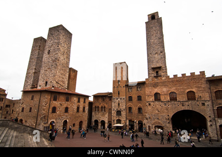 SAN GIMIGNANO, Italien - APRIL 04: Ansicht der Piazza del Duomo am 4. April 2012 in San Gimignano, Italien. Die mittelalterliche Stadt San Gi Stockfoto