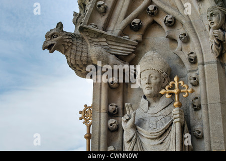 Geschnitzten Stein Wasserspeier und christlichen Bischof Figur auf dem Turm von der Universität von St Mary die Jungfrau, Oxford, England Stockfoto