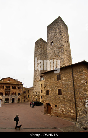 SAN GIMIGNANO, Italien - APRIL 04: Ansicht der Piazza del Duomo am 4. April 2012 in San Gimignano, Italien. Die mittelalterliche Stadt San Gi Stockfoto