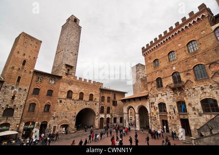 SAN GIMIGNANO, Italien - APRIL 04: Ansicht der Piazza del Duomo am 4. April 2012 in San Gimignano, Italien. Die mittelalterliche Stadt San Gi Stockfoto