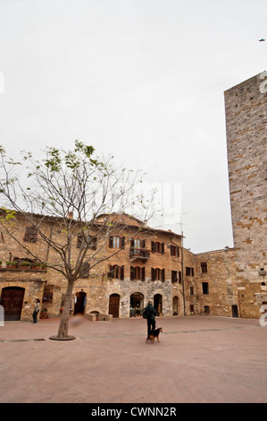 SAN GIMIGNANO, Italien - APRIL 04: Ansicht der Piazza del Duomo am 4. April 2012 in San Gimignano, Italien. Die mittelalterliche Stadt San Gi Stockfoto