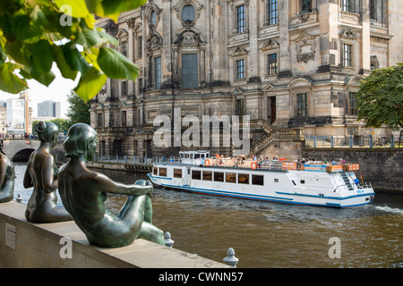 Berlin, Deutschland. Bronze-Skulptur "Drei Mädchen und ein Junge" (Wilfred Fitzenreiter; 1988) an der Spree Stockfoto