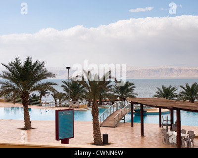 Pool für frisches Wasser schwimmen direkt am Toten Meer mit der West-Bank im Hintergrund Stockfoto