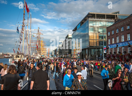 Tall Ships Races Festival auf Sir John Rogerson Kai in Dublin Stockfoto