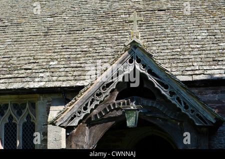 Eine alte, aus Holz Eiche Eingangshalle, mit einer alten, dekorativ geschnitzten gefliest Dach, was in zu einem 14. Jahrhundert Kirche. Stockfoto