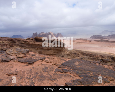 Panorama aus der Wüste Wadi Rum in Jordanien zeigt Sand Felsen Berg und nähert sich Sandsturm Stockfoto
