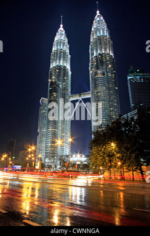 Leichte Wanderwege auf der Straße vorbei an der beeindruckenden Petronas Twin Towers Wolkenkratzer. lange Belichtung Auswirkungen des Verkehrs in der Stadt Kuala Lumpur. Stockfoto
