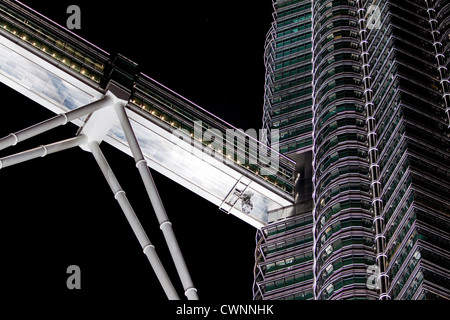 Blick auf die unglaubliche Wolkenkratzer von Petronas Towers in Kuala Lumpur. schönen architektonischen Gestaltung und einst das höchste Gebäude der Welt Stockfoto