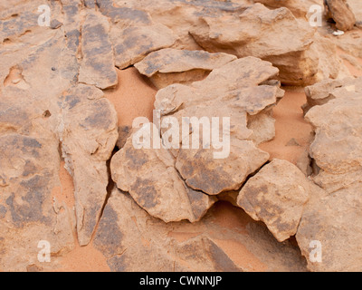 Detail aus Felsen und Sand in die Wüste Wadi Rom zeigen Erosion und Muster Stockfoto