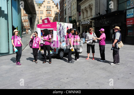 Team London Botschafter in offizieller Uniform mit einem mobilen Infostand am Leicester Square Stockfoto