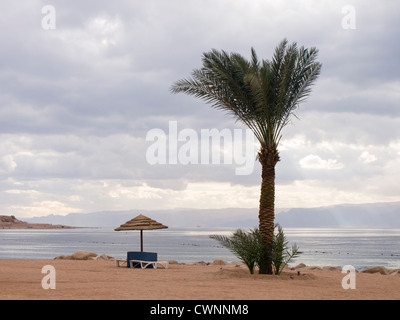 Meer und Strand in Tala Bay außerhalb von Aqaba Jordanien am Roten Meer mit Sinai in den Hintergrund und die bedrohliche Wolken Stockfoto