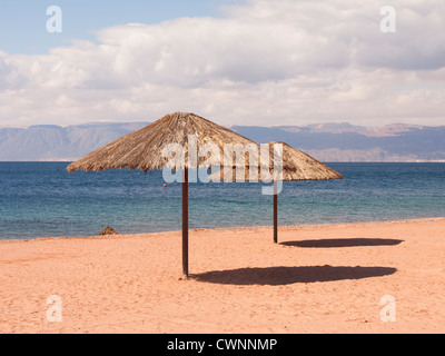 Sonne, Meer und Strand in Tala Bay außerhalb von Aqaba Jordanien am Roten Meer mit Sinai im Hintergrund Stockfoto