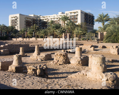 Kontraste, die archäologische Stätte in Aqaba Jordanien mit Resten der Stadt der islamischen Ayla, Mövenpick Hotel im Hintergrund Stockfoto