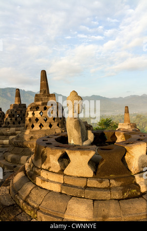 Buddha-Statue in einem der Borobudur Tempel Stupas, Insel Java, Indonesien Stockfoto