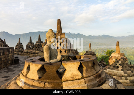Buddha-Statue in einem der Borobudur Tempel Stupas, Insel Java, Indonesien Stockfoto