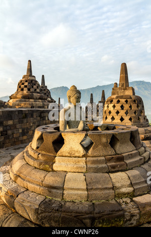 Buddha-Statue in einem der Borobudur Tempel Stupas, Insel Java, Indonesien Stockfoto