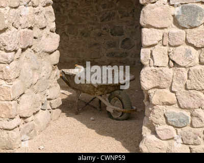 Schubkarre im Schatten der Steinmauern in eine archäologische Stätte in Aqaba Jordanien Stockfoto