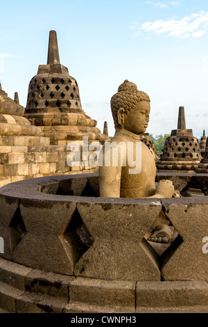 Buddha-Statue in einem der Borobudur Tempel Stupas, Insel Java, Indonesien Stockfoto